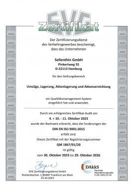 Ein Zertifikat von SVG Cert, das die Konformität der Sellenthin GmbH mit der Norm DIN EN ISO 9001:2015 für Dienstleistungen bestätigt, gültig bis Oktober 2026.