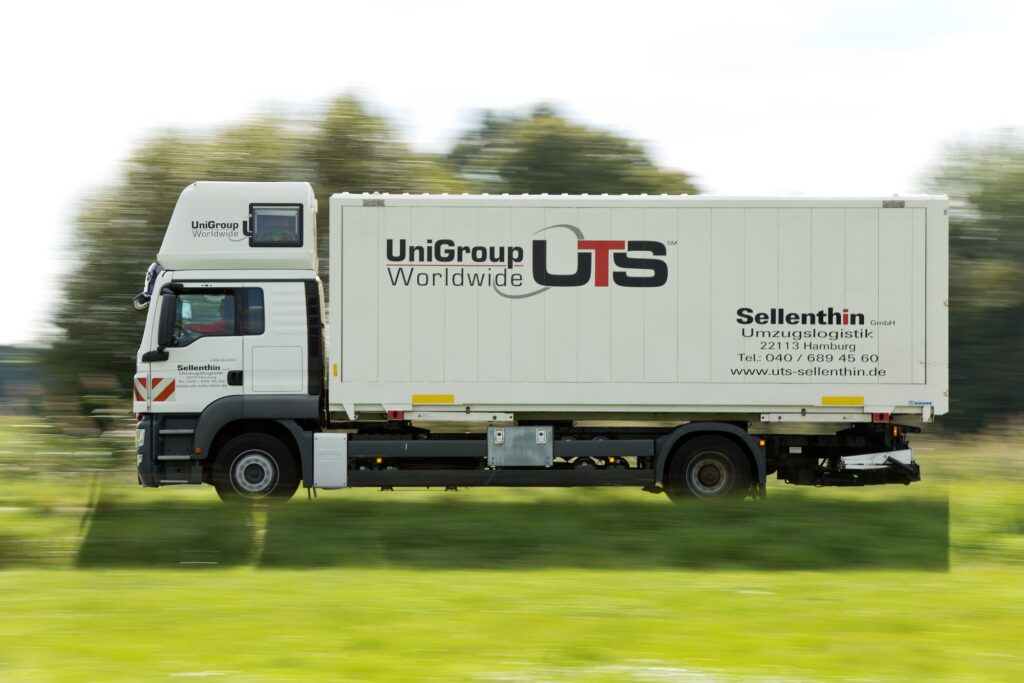 Umzugswagen fährt die Straße entlang