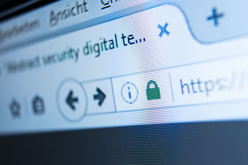 Nahaufnahme eines Browserfensters mit einem Schloss-Symbol und „https“, das für sicheres Surfen steht. Auf dem Bildschirm werden Text und Navigationssymbole angezeigt.