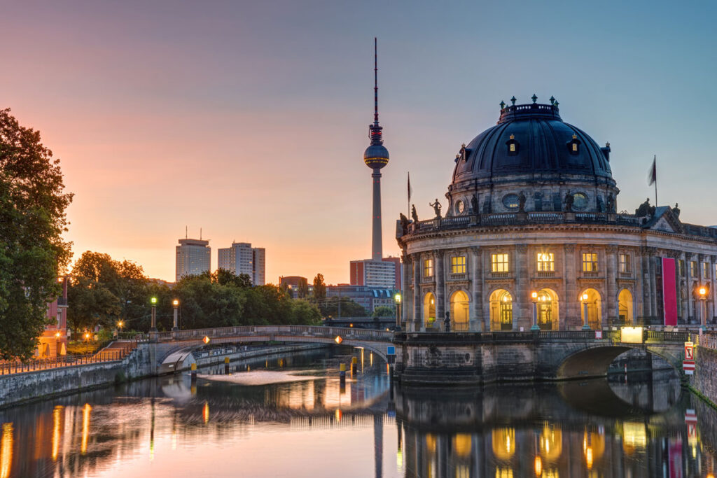Sonnenuntergang über der Berliner Museumsinsel mit der Kuppel des Bode-Museums und dem Fernsehturm.