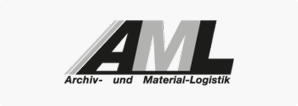 Logo mit fetten Buchstaben „AML“ in Graustufen und schrägem Schatten, darunter der Text „Archiv- und Material-Logistik“ in moderner Schrift.