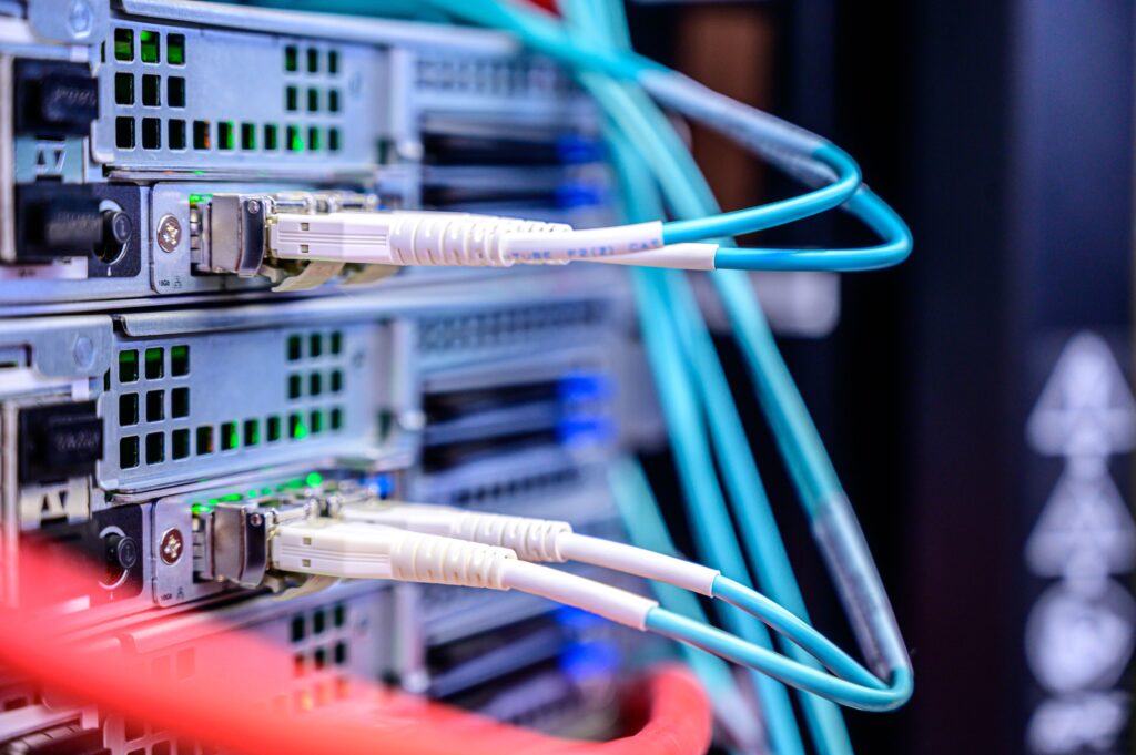 Nahaufnahme von Netzwerk-Servern in einem Server-Rack